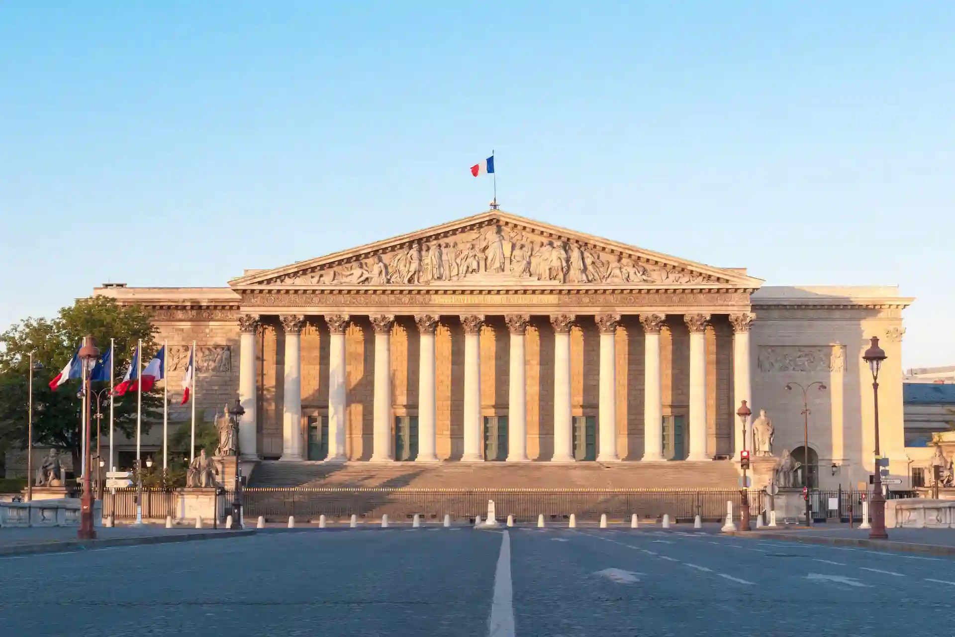 L'assemblée nationale à Paris vue de face, c'est le lieu de signature des lois sur l'assurance emprunteur