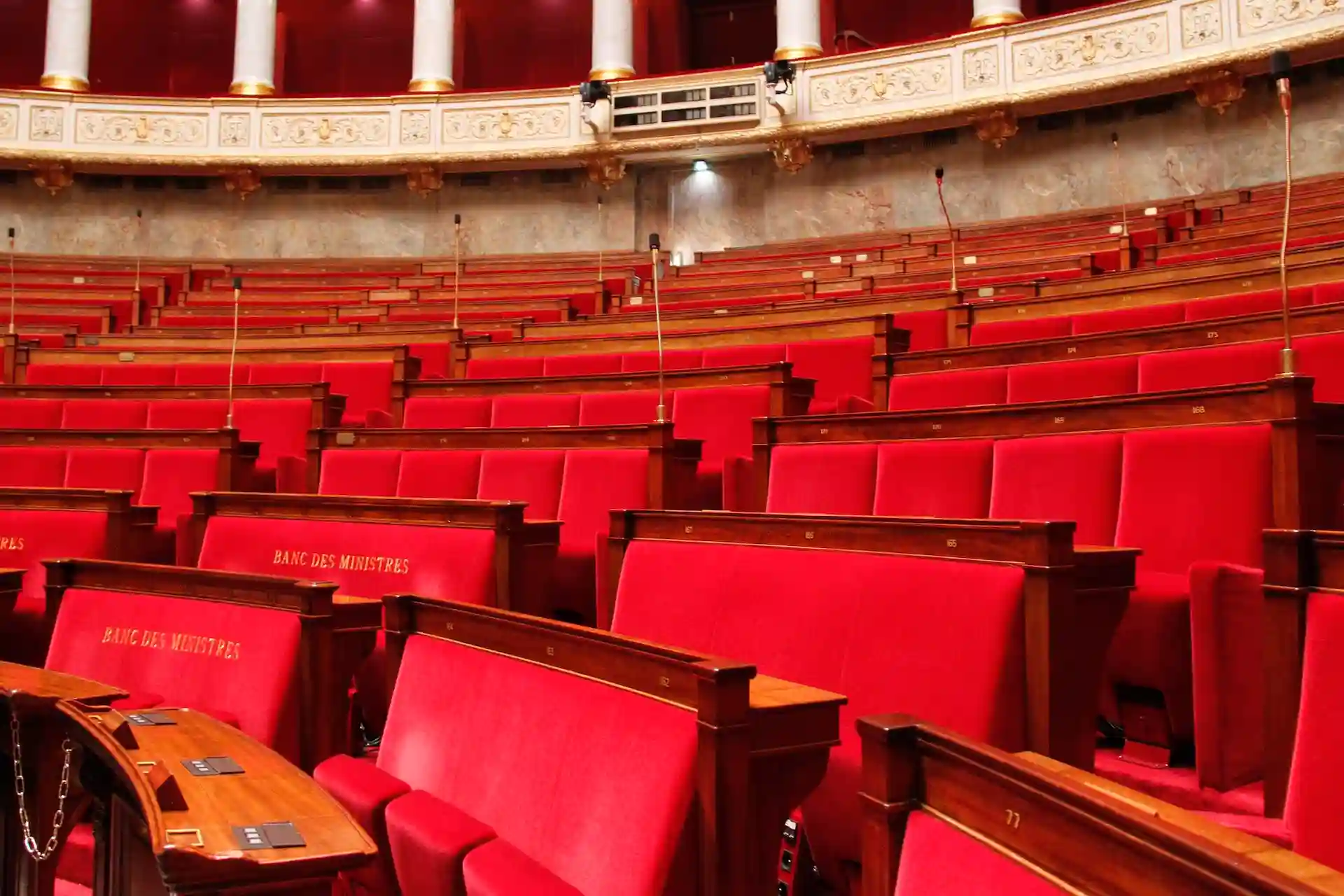 Hémicycle de l'Assemblée Nationale à Paris, c'est le lieu de signature des lois sur l'assurance emprunteur