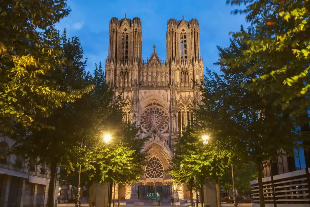 La cathédrale de Reims prise la nuit