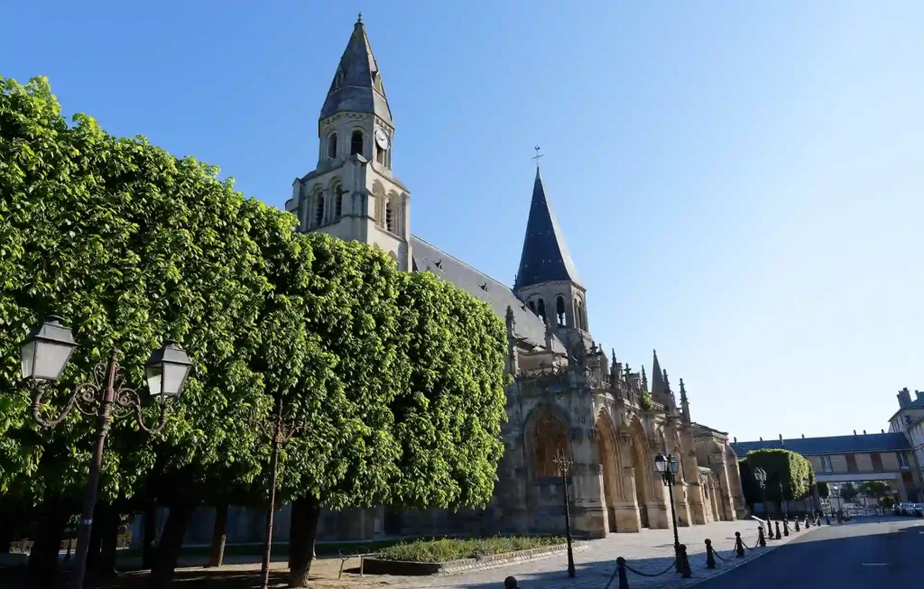 Eglise de Notre Dame de Poissy, une ville où le marché de l'immobilier est attractif.