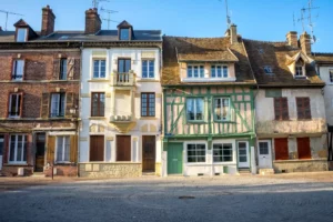 Vieilles maisons dans le centre de Beauvais, ville idéale pour un achat immobilier