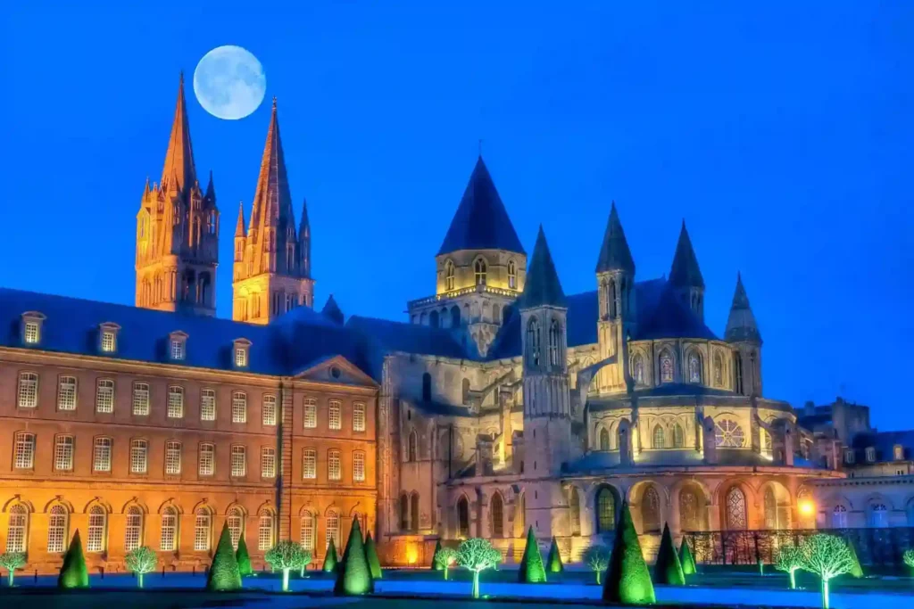 La pleine lune sur l'Abbaye aux Hommes à Caen