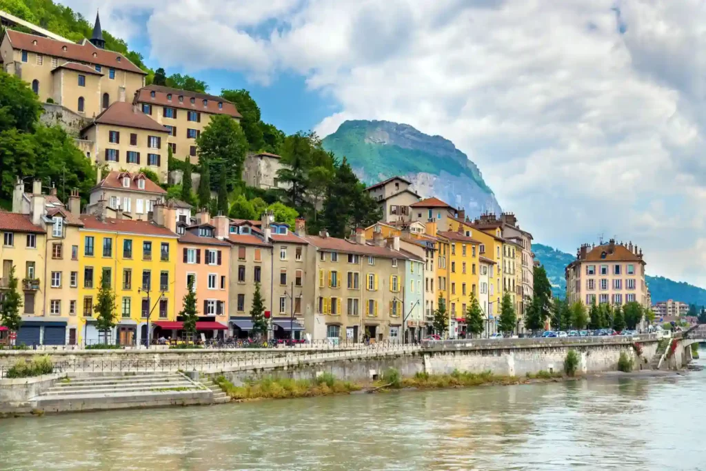 Grenoble vu depuis le fleuve