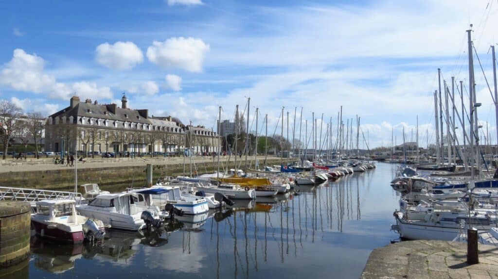 Vue sur des bâtiments et des bateaux qui se trouvent dans le port de plaisance de Lorient dans le Morbihan