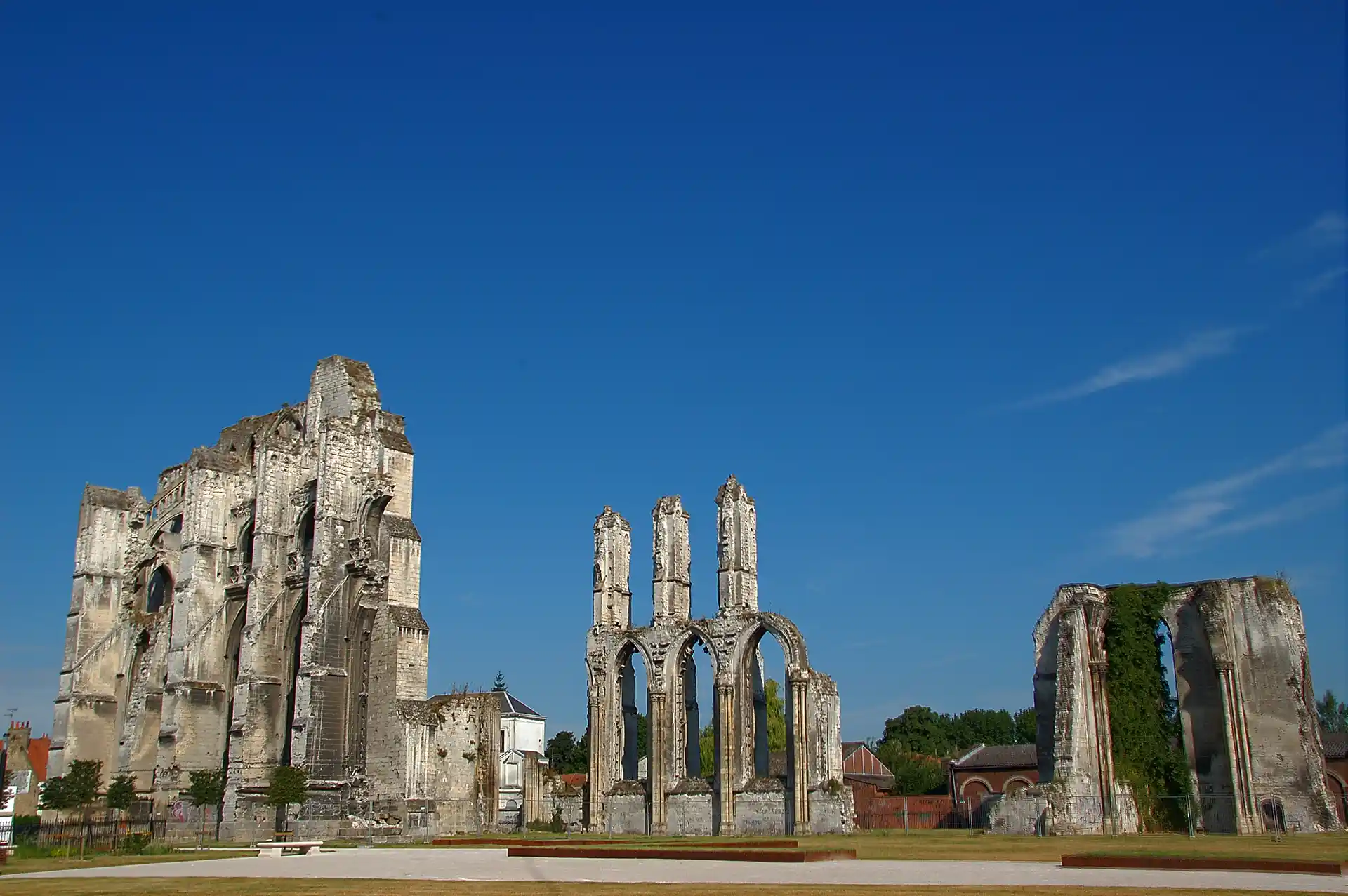 Rachat ou regroupement de crédits dans la ville de Saint-Omer. L'image montre l'abbaye Saint-Bertin