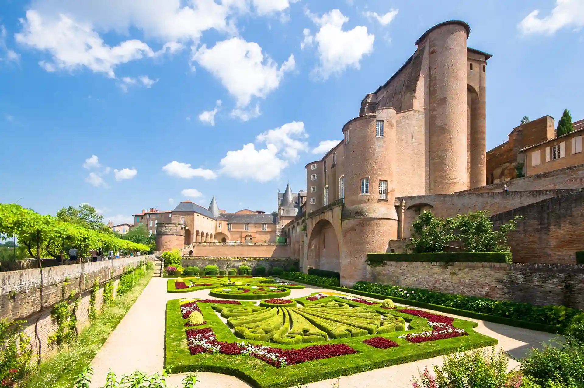 Rachat de crédits à Albi avec Ymanci. L'image montre les jardins du Palais de la Berbie, construits au XIIIe siècle