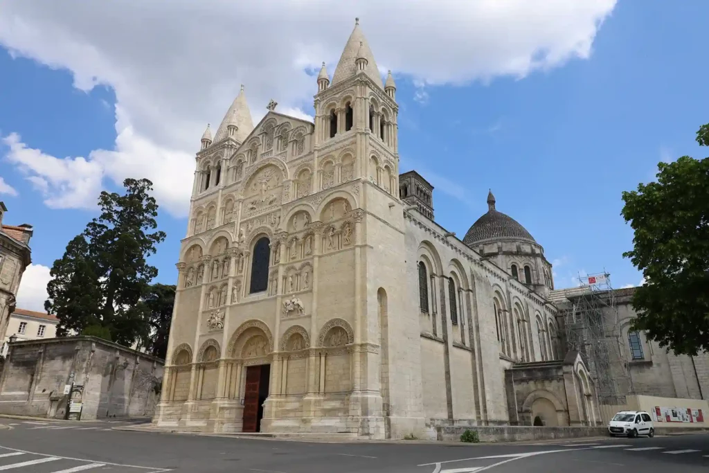 La cathédrale Saint-Pierre à Angoulême, une ville où il fait bon investir dans l'immobilier locatif