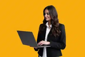 Sur un fond jaune, une femme tient dans une main son ordinateur pour annuler son contrat en ligne
