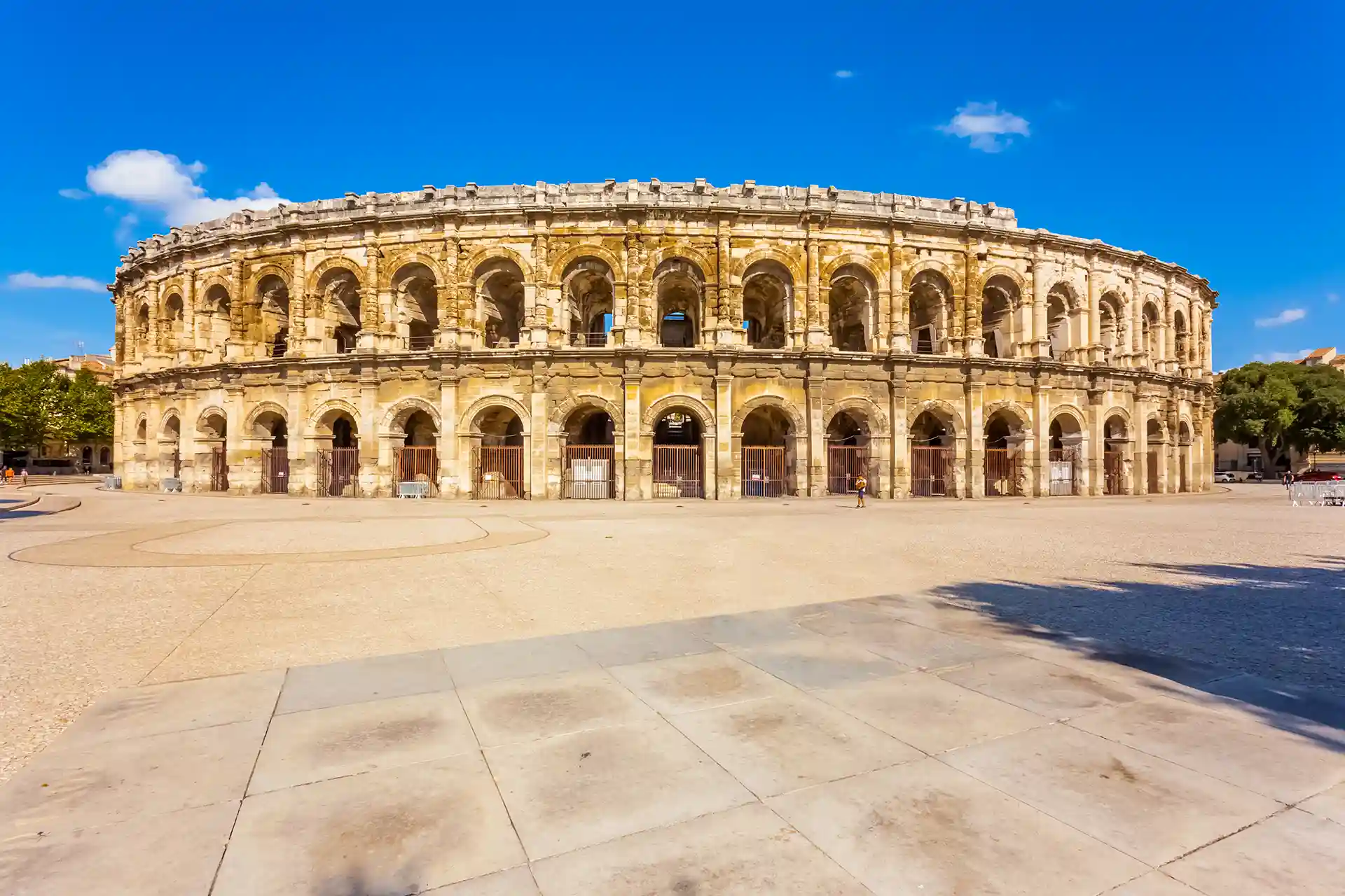 Investir dans un bien immobilier à Nîmes en 2025. La photo montre les arènes de Nîmes.