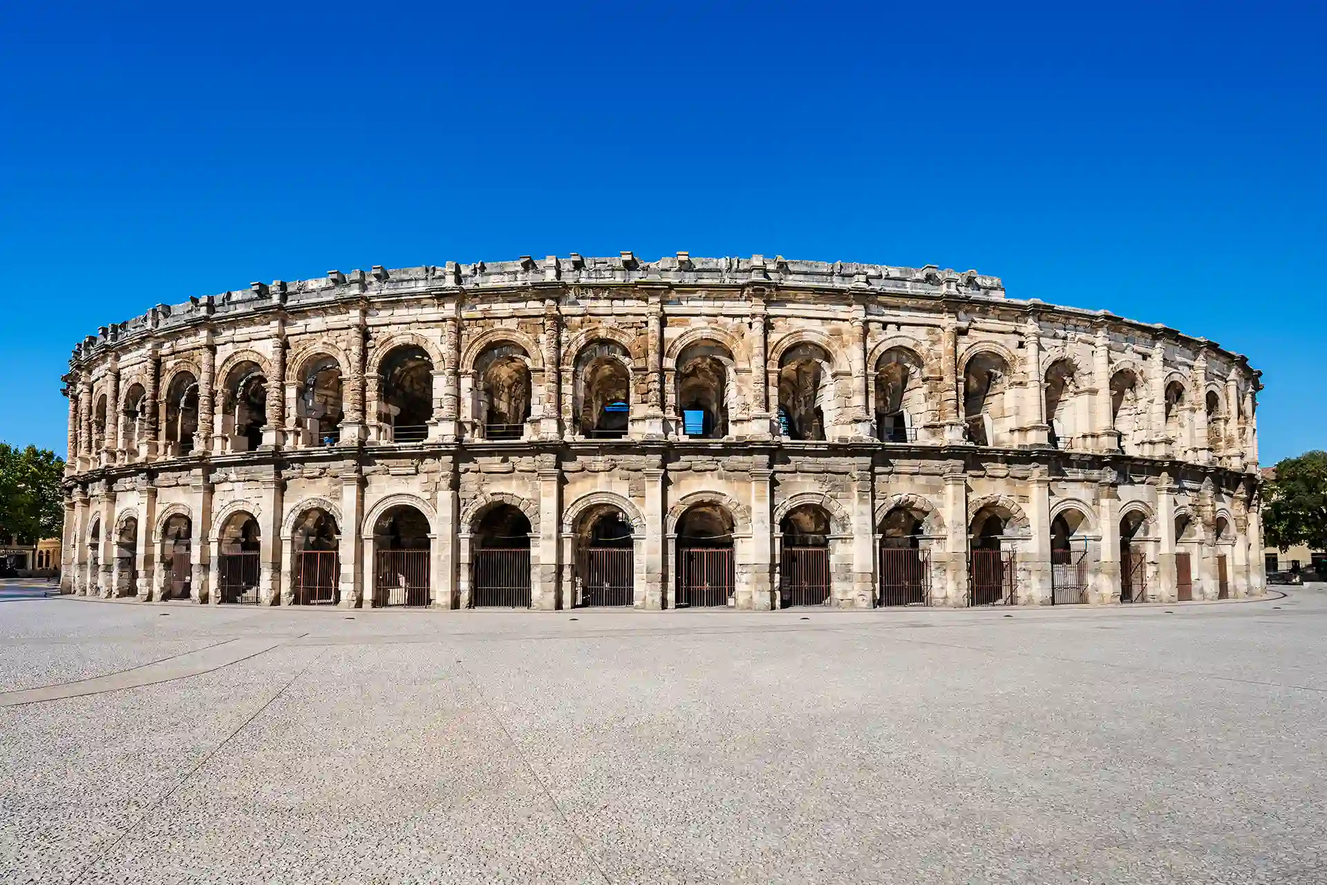 Faire un rachat de crédits à Nîmes, ville du Gard. L'image montre les arènes de Nîmes sur fond de ciel bleu.