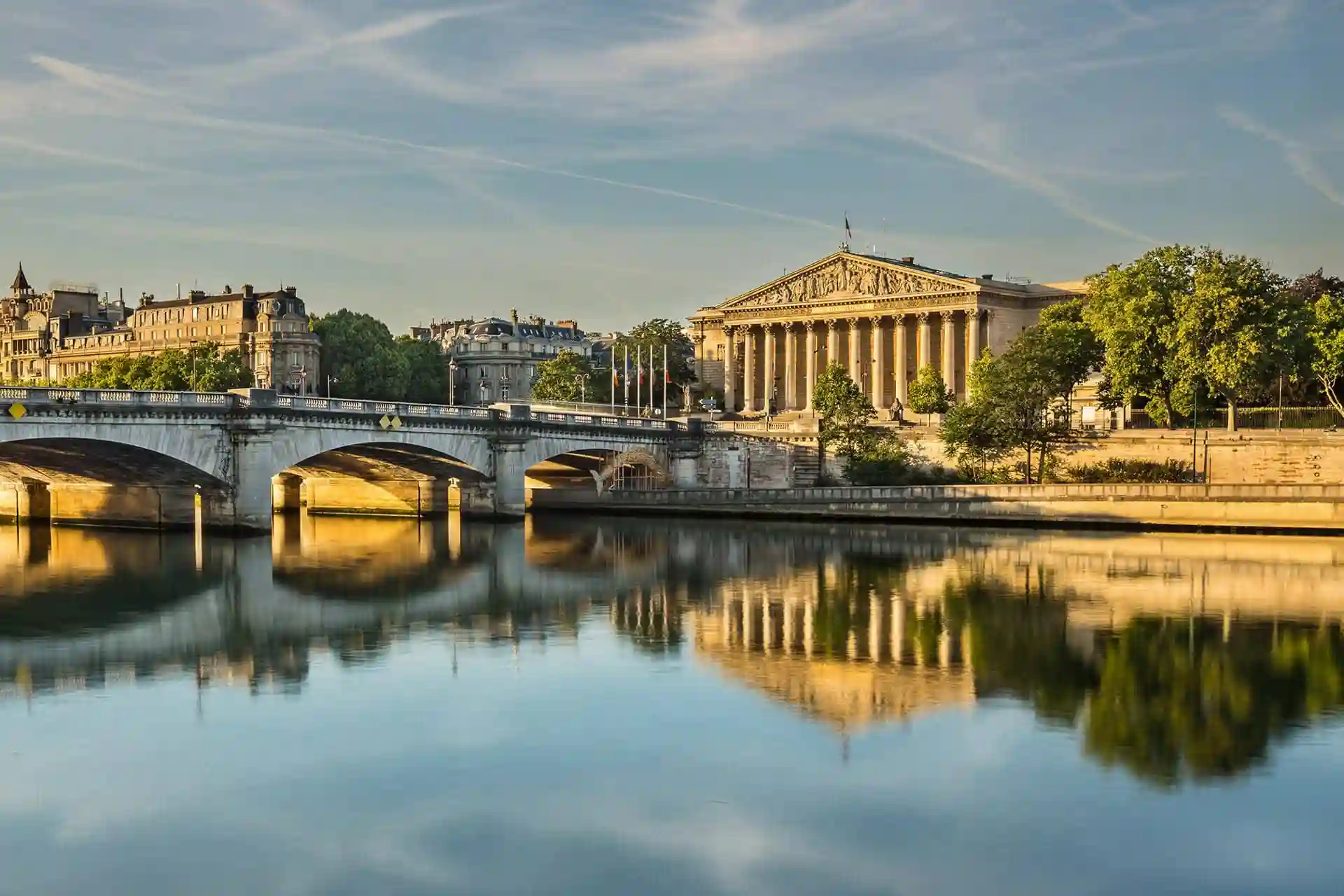 l'assemblée nationale à Paris au coucher de soleil