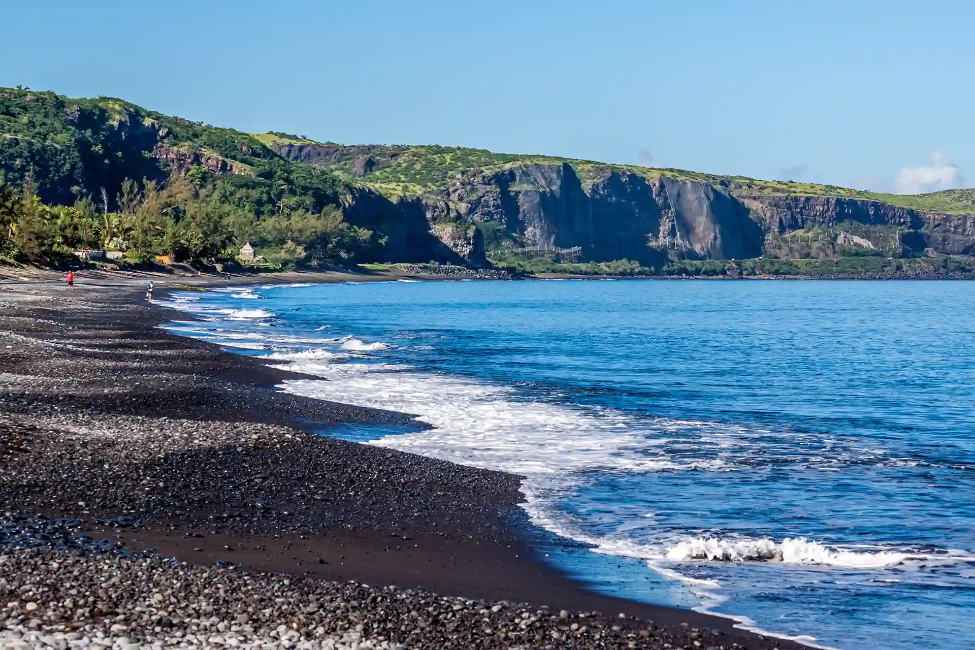 Acheter un logement à Saint-Paul sur l'île de La Réunion en 2025. L'image montre une vue sur la baie de Saint-Paul.