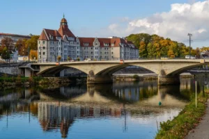 Achat d'un bien immobilier à Besançon en 2024 : vue sur la cité bisontine, sur la rivière Doubs