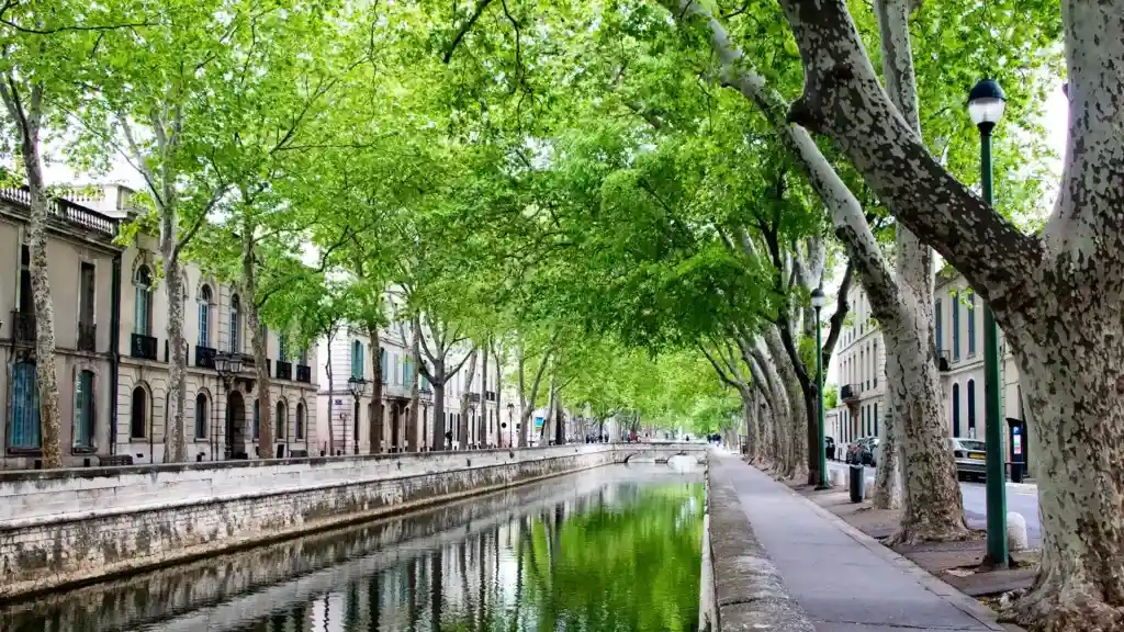 Canal coulant le long du Quai de la Fontaine à Nîmes