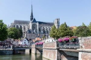Devenir propriétaire d'un bien immobilier à Amiens en 2024 : vue sur sa cathédrale.