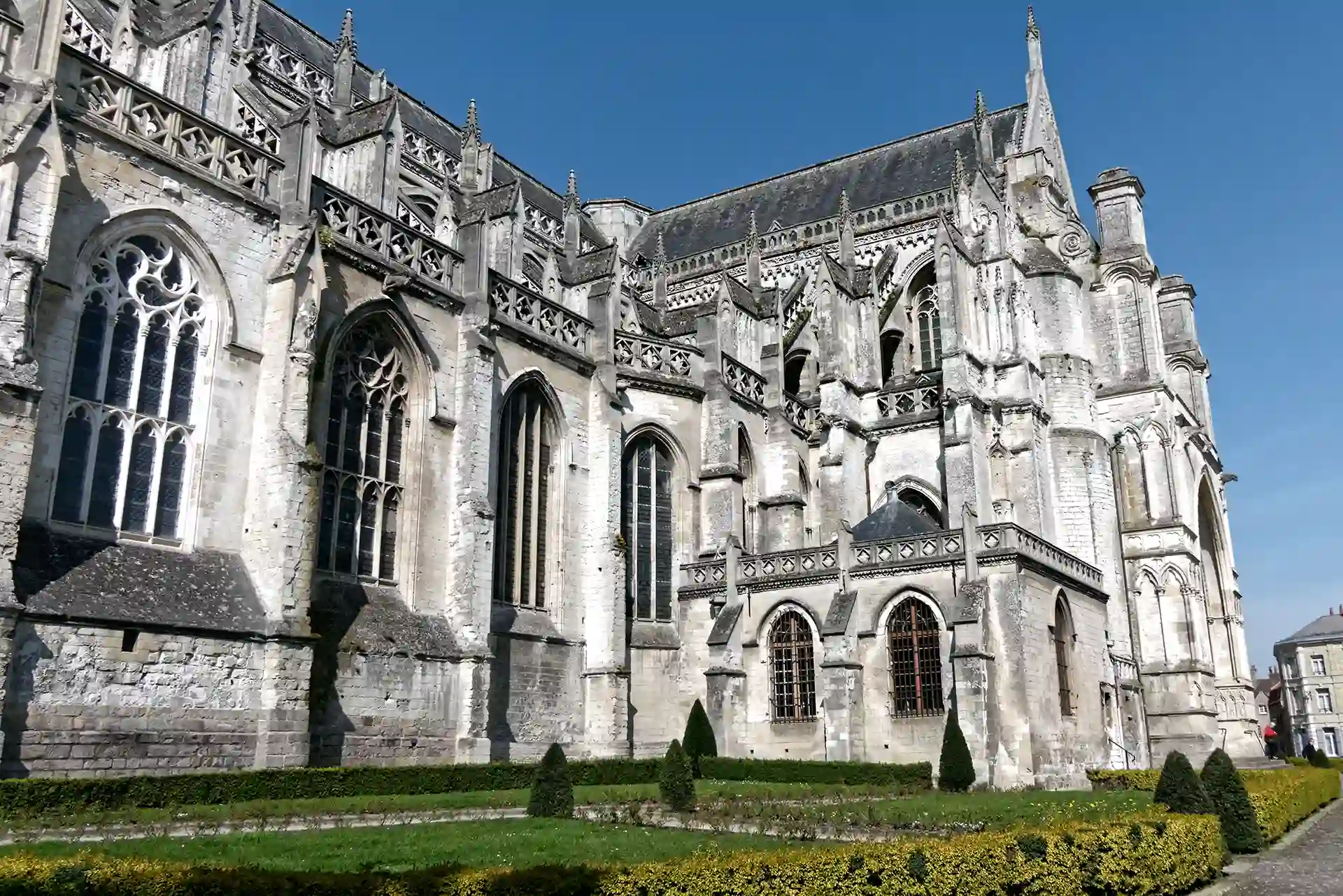 Faire un rachat de crédits à Saint-Omer dans le Pas-de-Calais. L’image montre la cathédrale Notre-Dame de Saint-Omer