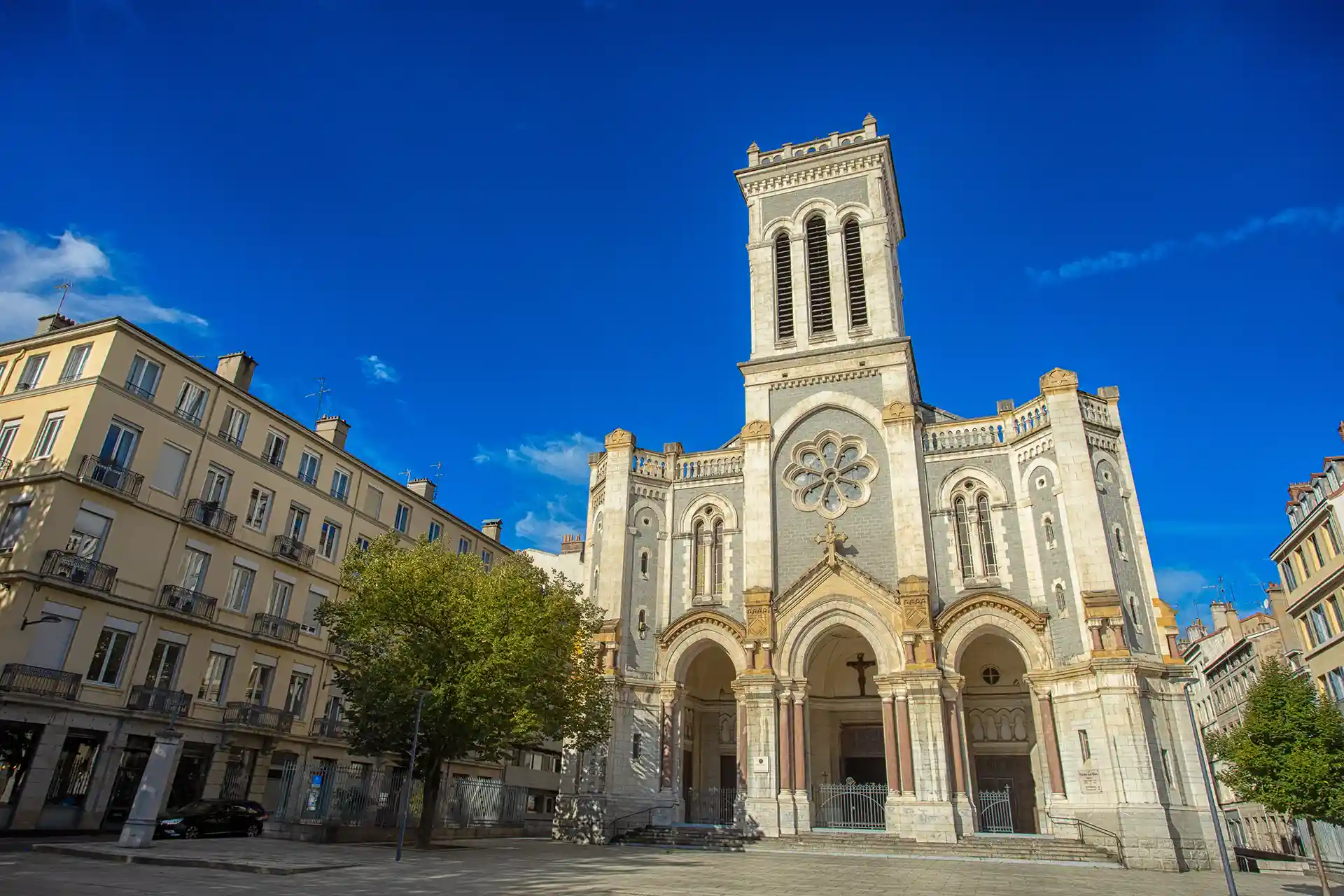 Acheter ou investir dans un bien immobilier à Saint-Etienne en 2026. L'image montre la cathédrale Saint-Charles.