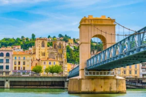 Vienne et sa cathédrale. Magnifique lieu pour y faire un investissement immobilier