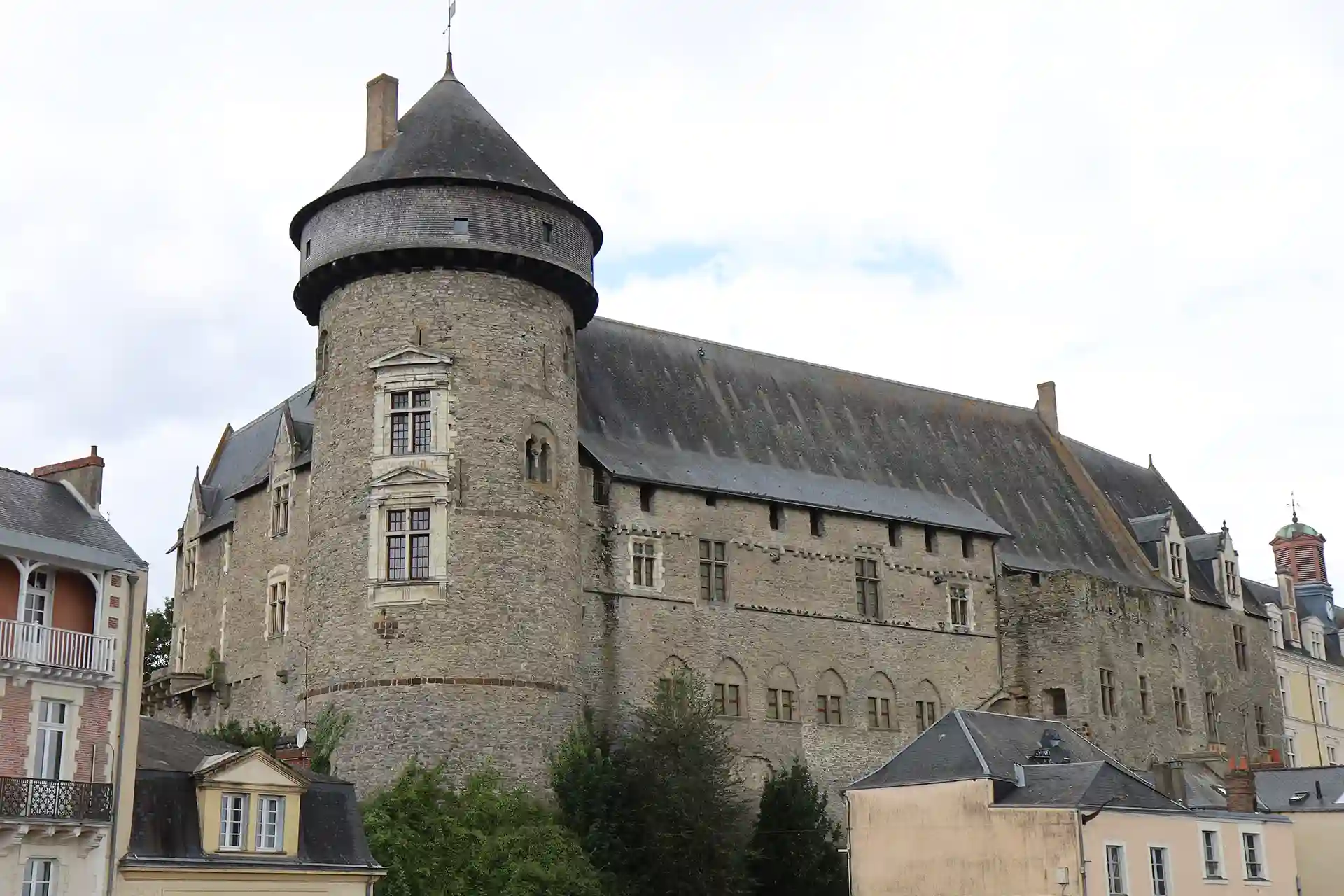 Rachat de crédits à Laval en Mayenne. Vue de l'extérieur du château de Laval