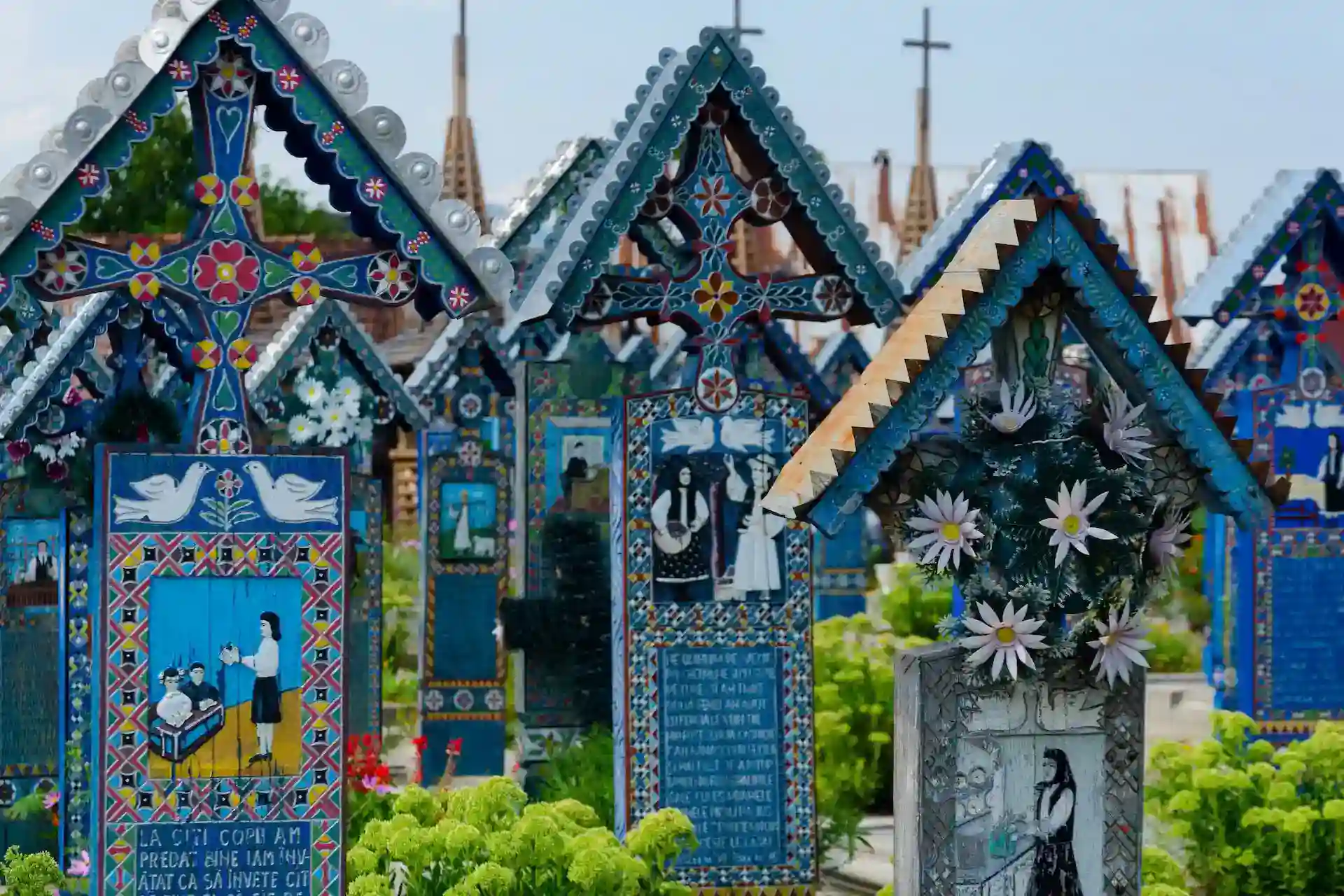 Le joyeux cimetière de Sapanta, Maramures, Roumanie, est très célèbre et probablement le plus beau cimetière du monde