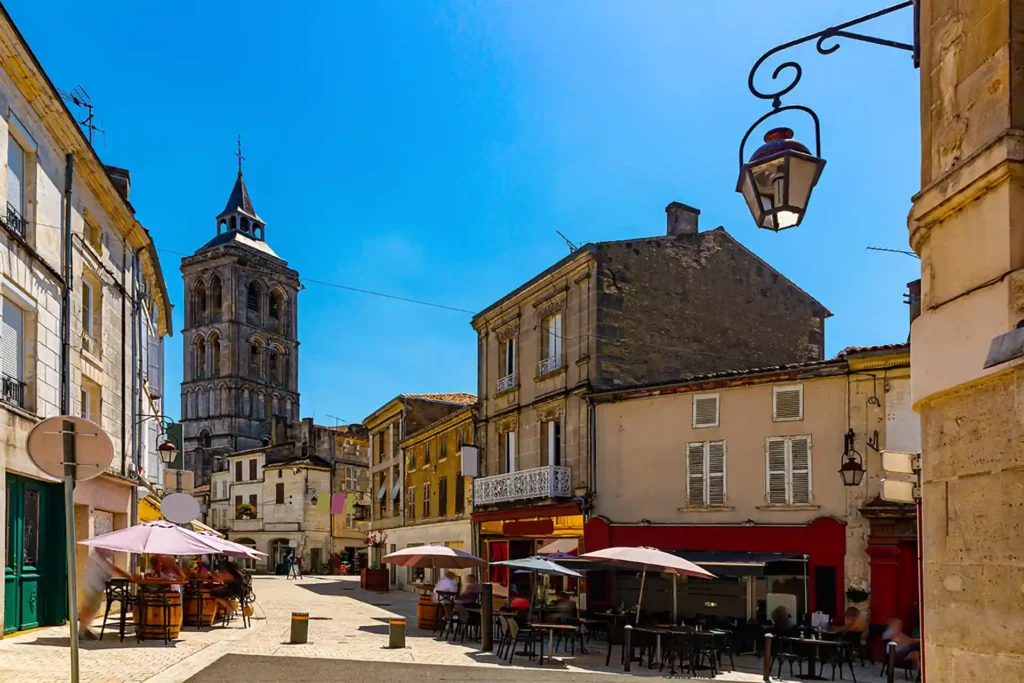 Le centre-ville et le beffroi de Cognac, une charmante ville où il fait beau vivre et investir dans l'immobilier.