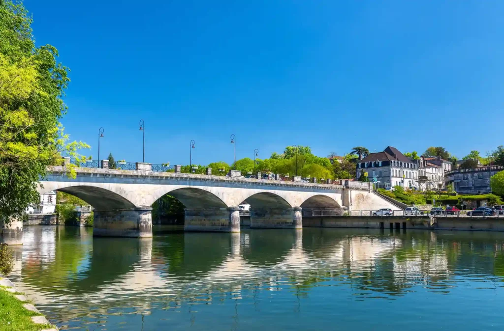 Le pont-neuf à Cognac ville qui offre des atouts pour un investissement immobilier