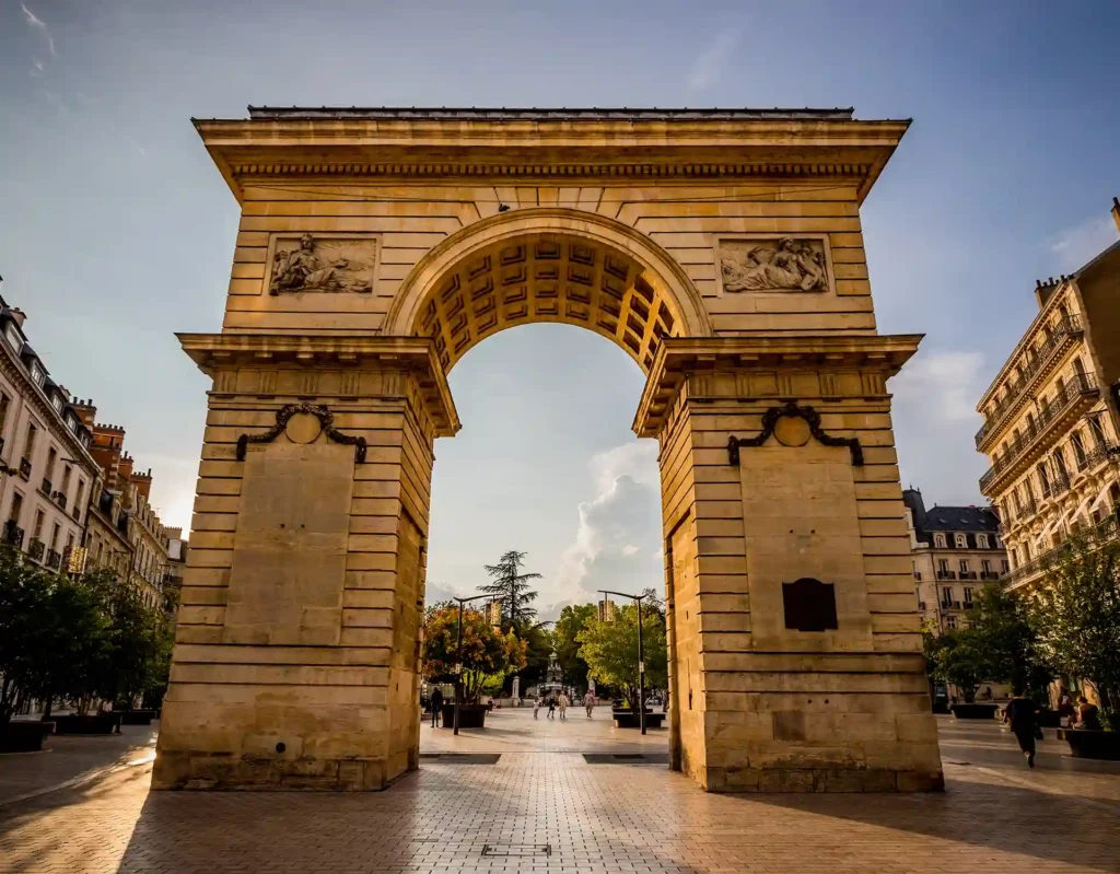 La porte Guillaume à Dijon, ville où il fait bon investir dans l'immobilier