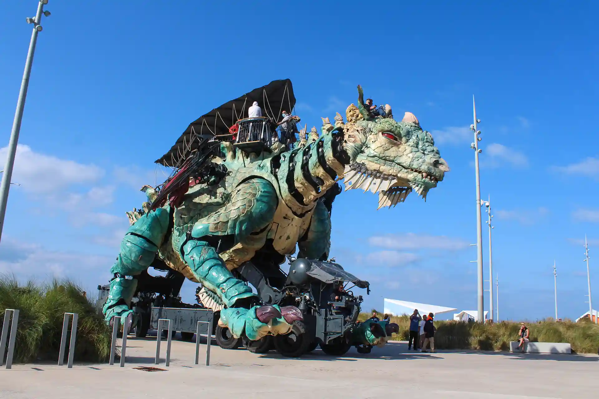 Regroupement de crédits à Calais. L'image montre Le Dragon de Calais de la compagnie du Dragon