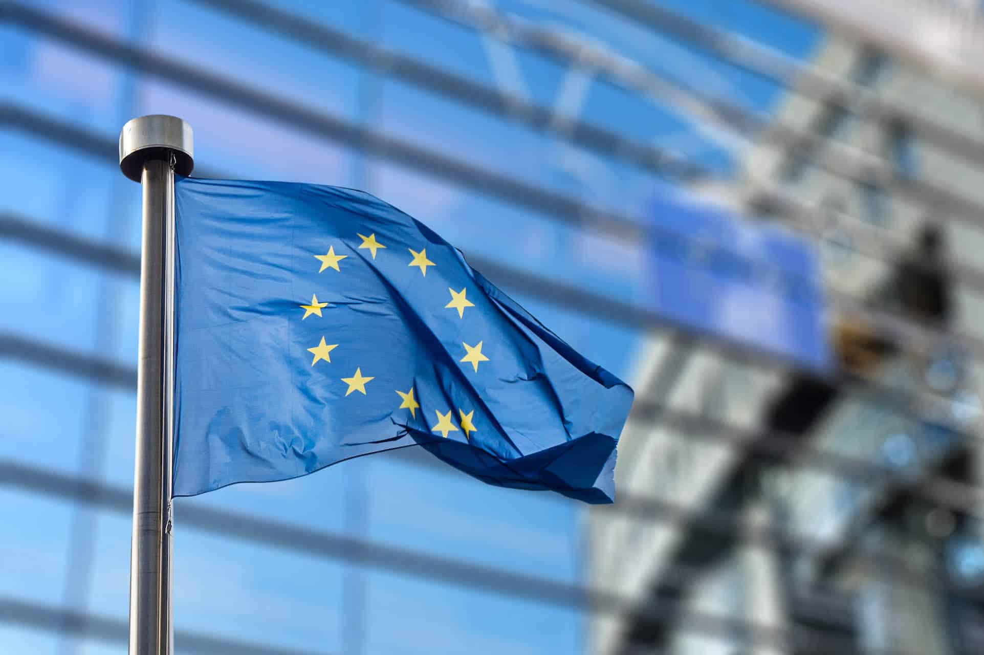 le drapeau de l'Union européenne devant le Parlement européen à Bruxelles, Belgique