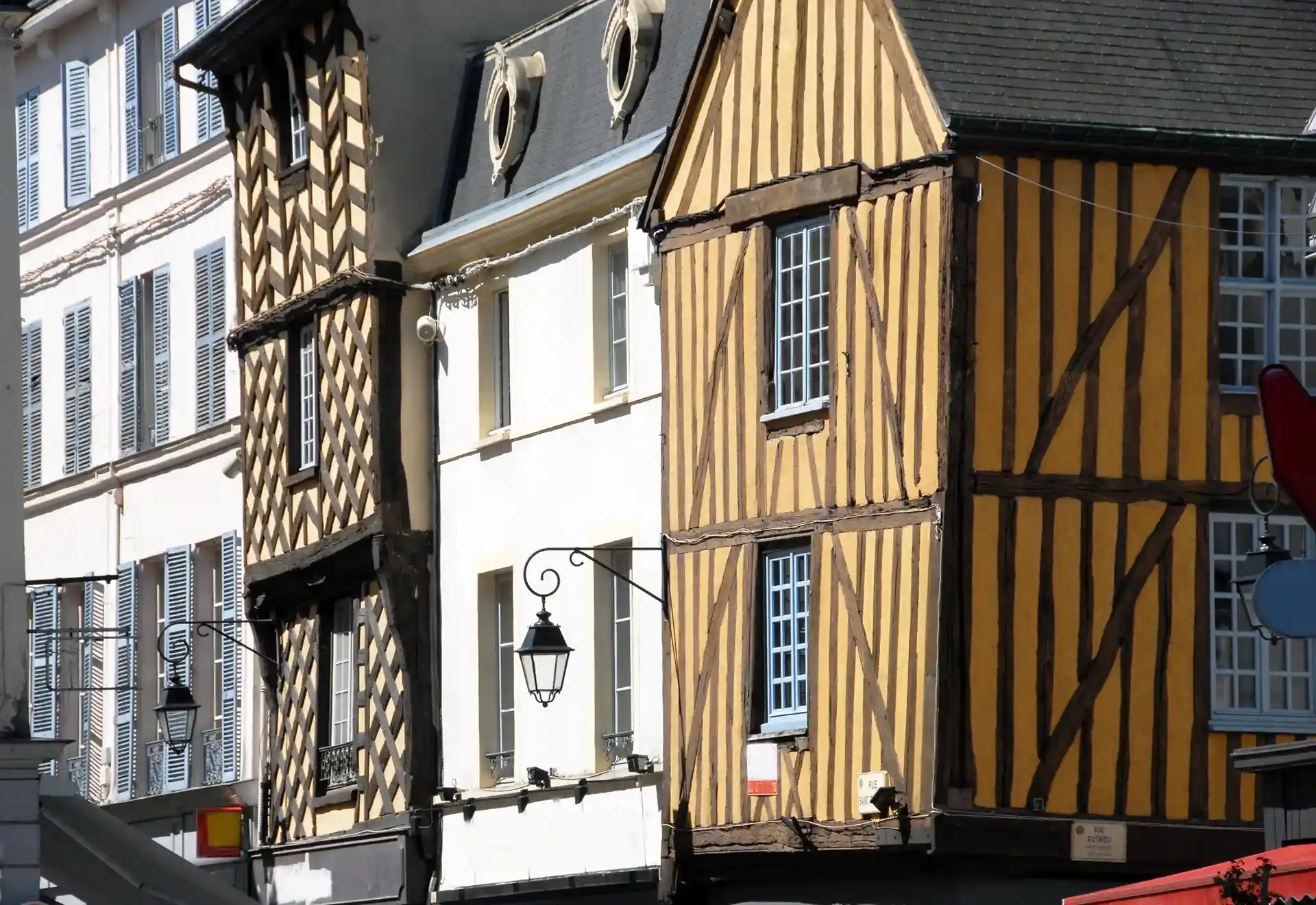Ymanci ouvre une agence de rachat de crédits à Dreux. L'image montre des logements avec des façades à colombages dans le centre historique de Dreux.
