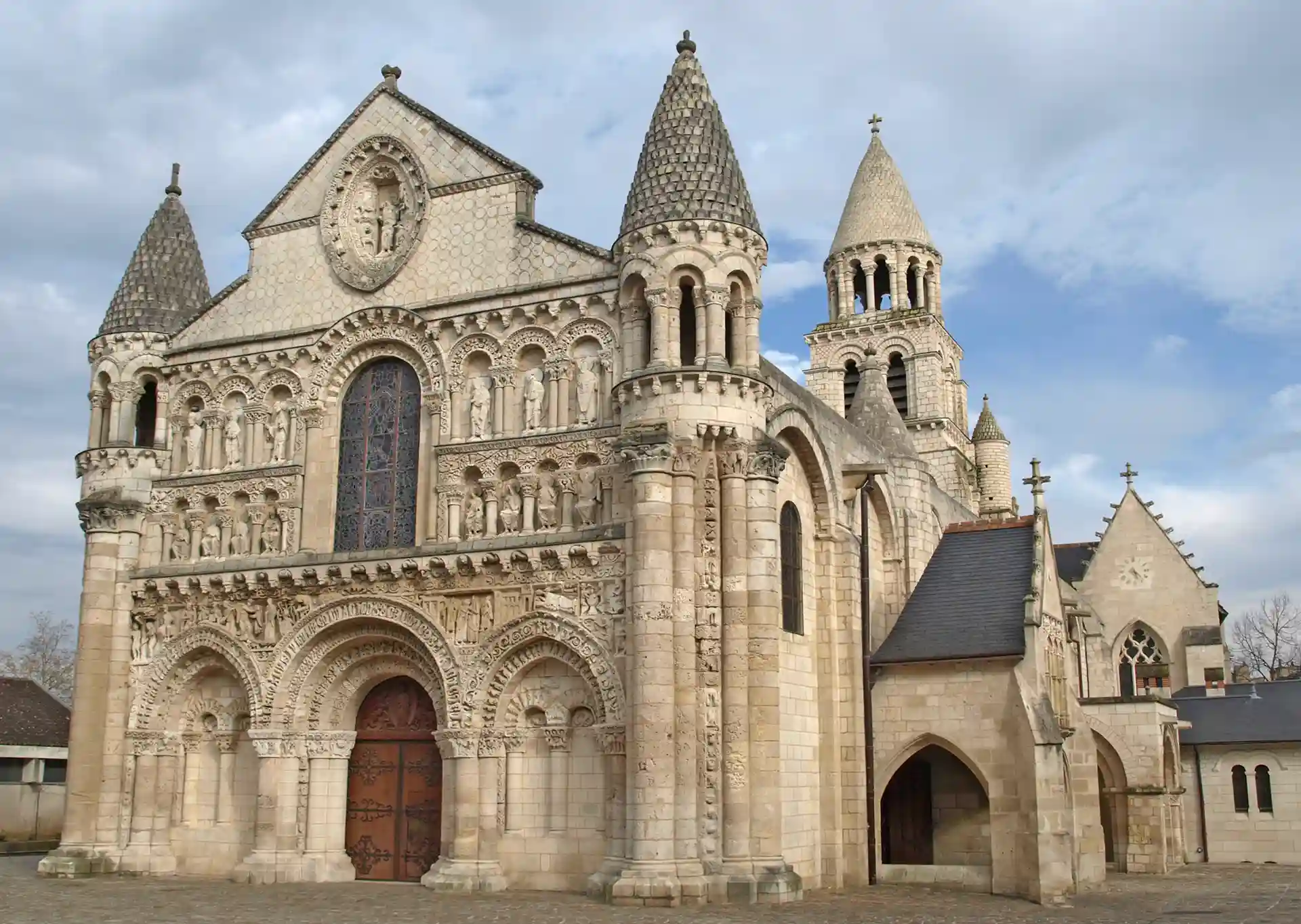 Faire un regroupement ou un rachats de prêts à Poitiers. L'image montre l'église Notre-Dame-la-Grande à Poitiers