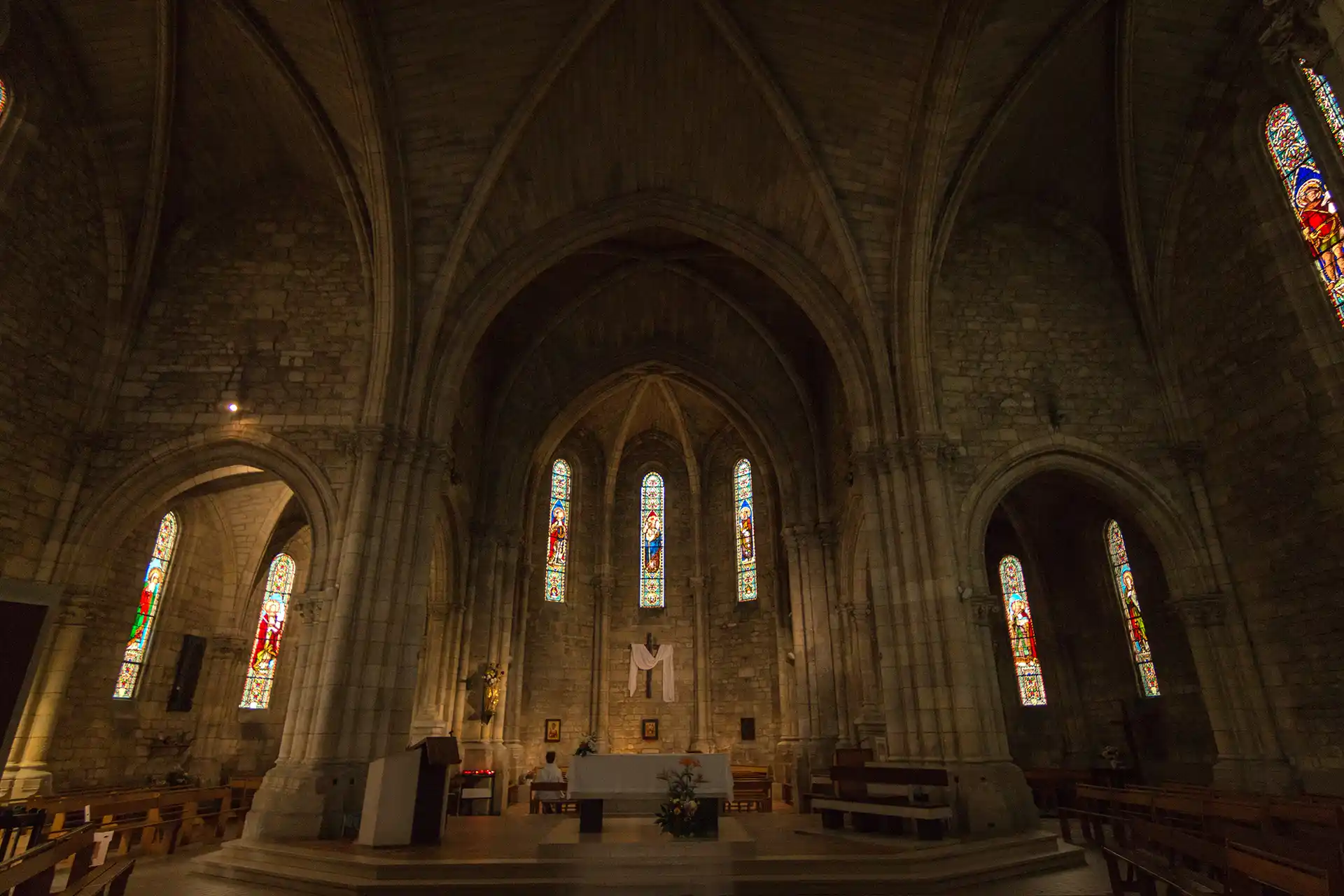 Rachat de crédits à Mérignac en Gironde. Ymanci peut intervenir grâce à son agence de Bordeaux, notamment. L'image montre l'intérieur de l'église saint Vincent. 