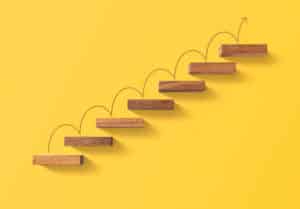 un escalier en bois très sobre symbolise les étapes d'un projet de rachat de crédit