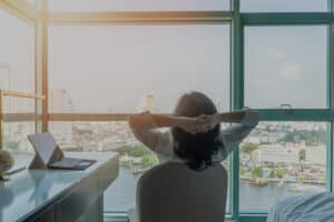 une femme malgré ses soucis financiers reste sereine au bureau, elle va pouvoir faire un rachat de crédit malgré son découvert bancaire