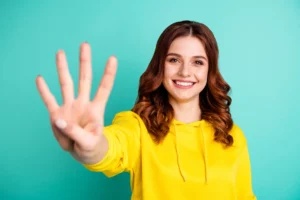 Une femme montre le chiffre 4 avec une main