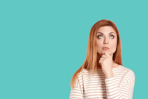 une jeune femme ne sachant pas quel montant elle peut emprunter avec son salaire
