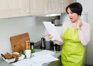 Une femme tient dans sa main un formulaire d'un questionnaire de santé pour une assurance de prêt immobilier et est surprise