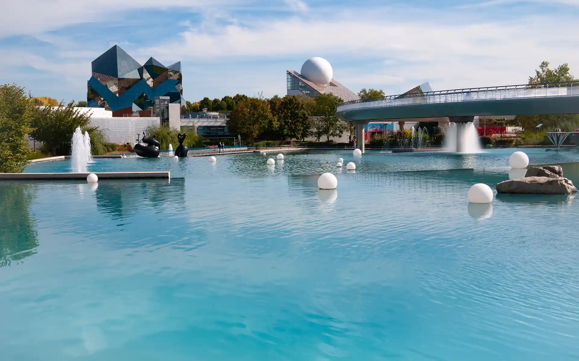 Souscrire un rachat de crédits, aussi appelé regroupement de crédits, à Poitiers. L'image montre le parc de loisirs Futuroscope Xperience.