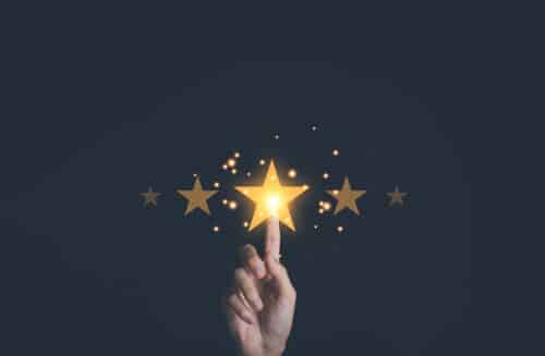 un doigt touche une étoile lumineuse, l'image symbolise l'attrait que peut avoir la garantie Ymanci du meilleur taux en rachat de crédit