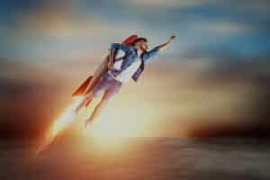 un homme en tenue de plage vole sur une fusée dans la posture d'un super-héros