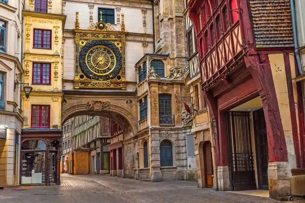 Vue sur la rue où se trouve la Grosse Horloge de la ville de Rouen