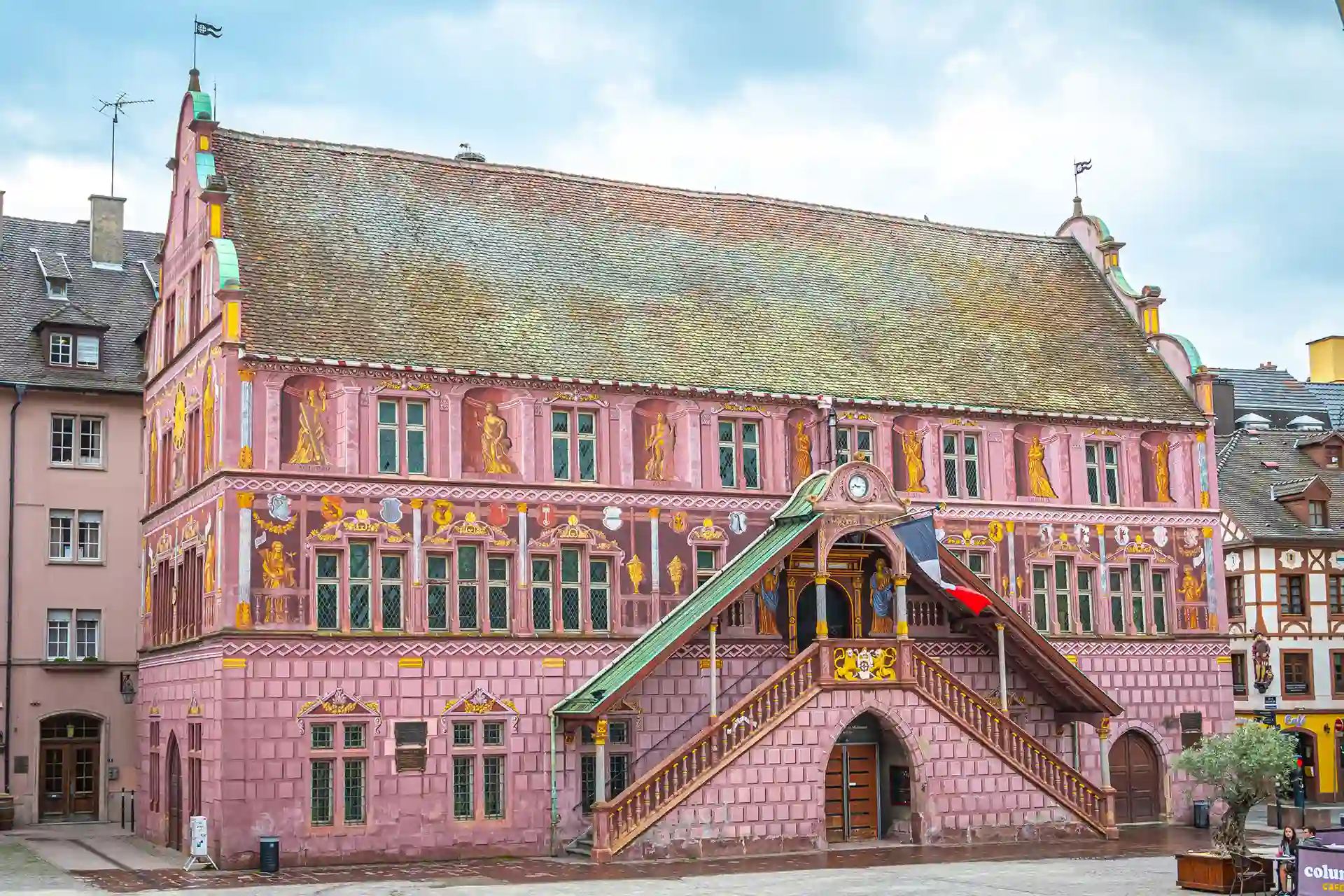 Investir dans un bien immobilier à Mulhouse en 2026. L'image montre l'Hôtel de ville, bâtiment situé place de La Réunion.