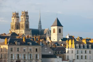 Immobilier à Orléans : vue sur la cathédrale Sainte-Croix d'Orléans et sur le parc immobilier de la ville.