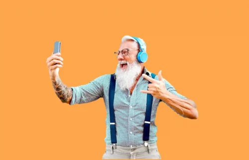 un senior fait un selfie en souriant car il a trouvé une bonne idée d'investissement dans une résidence pour senior