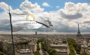 Le drapeau des Jeux olympiques 2024 flotte sur Paris