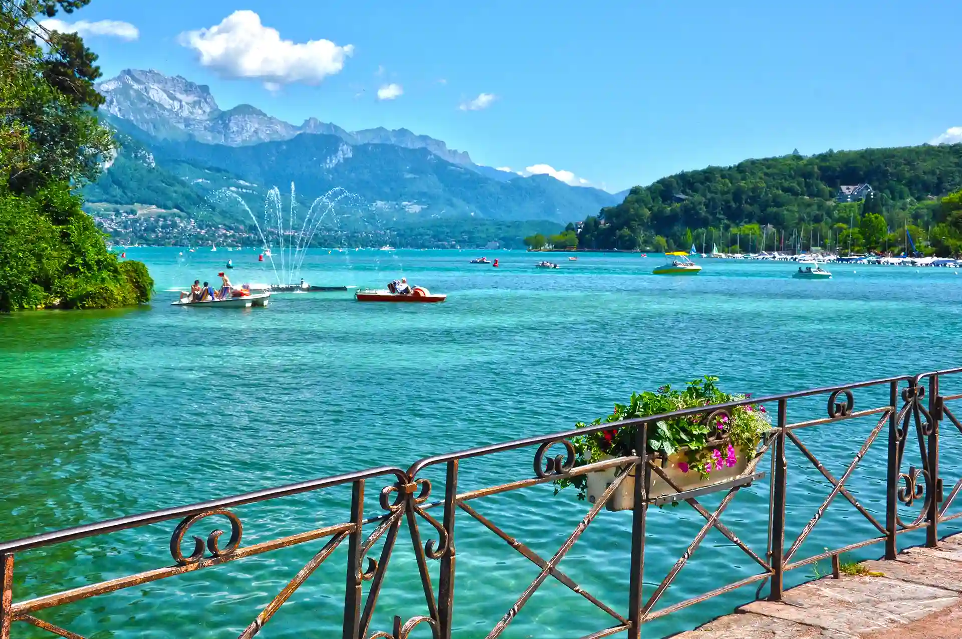 Regroupement de crédits à Annecy dans le département de la Haute-Savoie. L'image montre les magnifiques couleurs du lac et les montagnes au loin