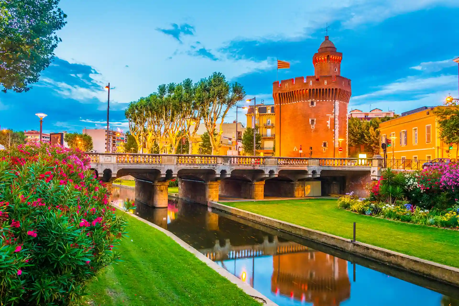 Investir dans un logement pour vivre ou louer à Perpignan. L'image montre le monument le plus emblématique de la ville de Perpignan : Le Castillet. 