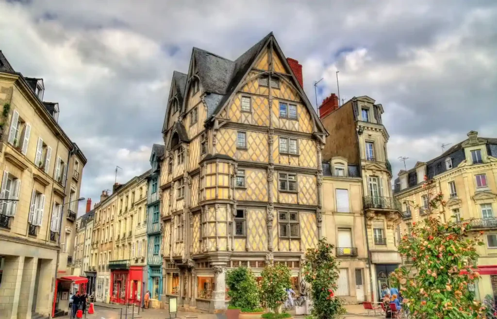 Vue sur une jolie maison avec des colombages, située dans le centre-ville d'Angers