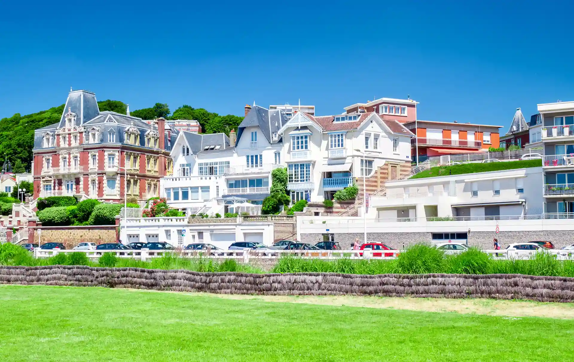Acheter un bien immobilier au Havre pour y vivre ou le louer en 2025. L'image montre des maisons typiques de la région normande. 