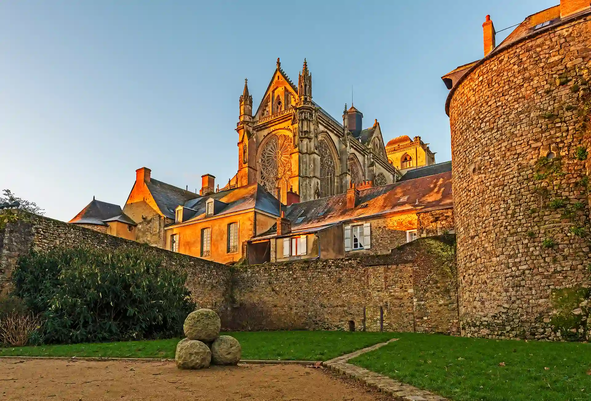 Rachat de crédits au Mans dans la Sarthe. L'image montre la cathédrale mancelle au lever du jour. 